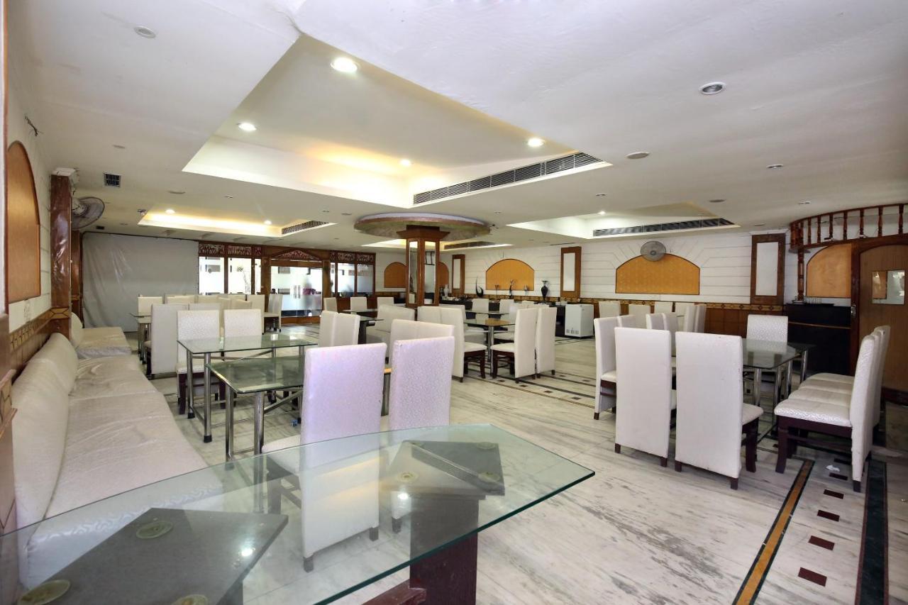 Capital O 10990 Hotel Gobind Regency Zirakpur Exterior photo